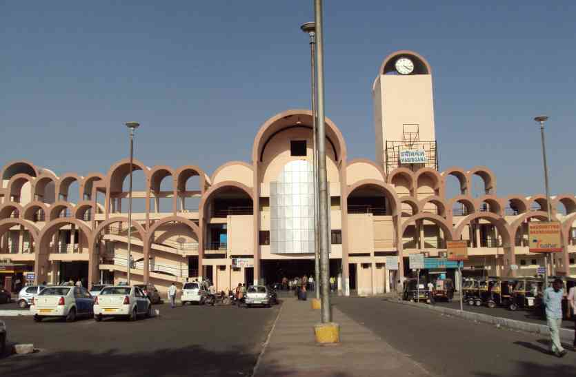 habibganj station रेलवे की मनमर्जी: बिना सूचना बंद कर दिया इस स्टेशन का प्लेटफार्म नंबर 5