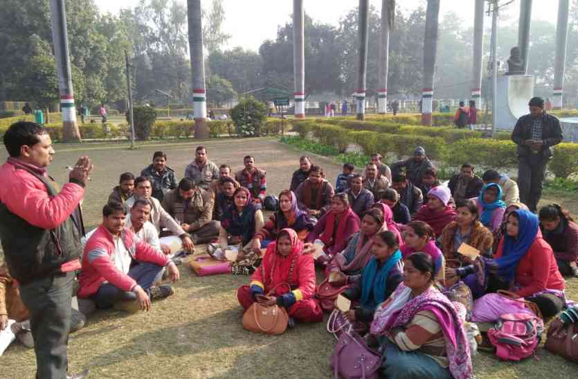 unnao एक लाख 72 हजार शिक्षामित्रों का भविष्य अंधकार में : सुधाकर तिवारी