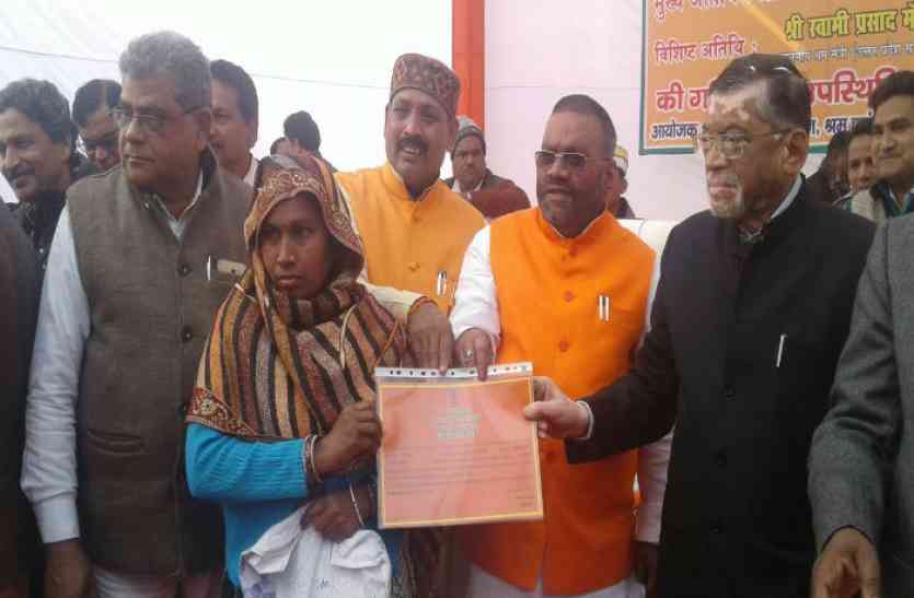 housing cheques distributed आवास के चेक पाकर खिले मजदूरों के चेहरे
