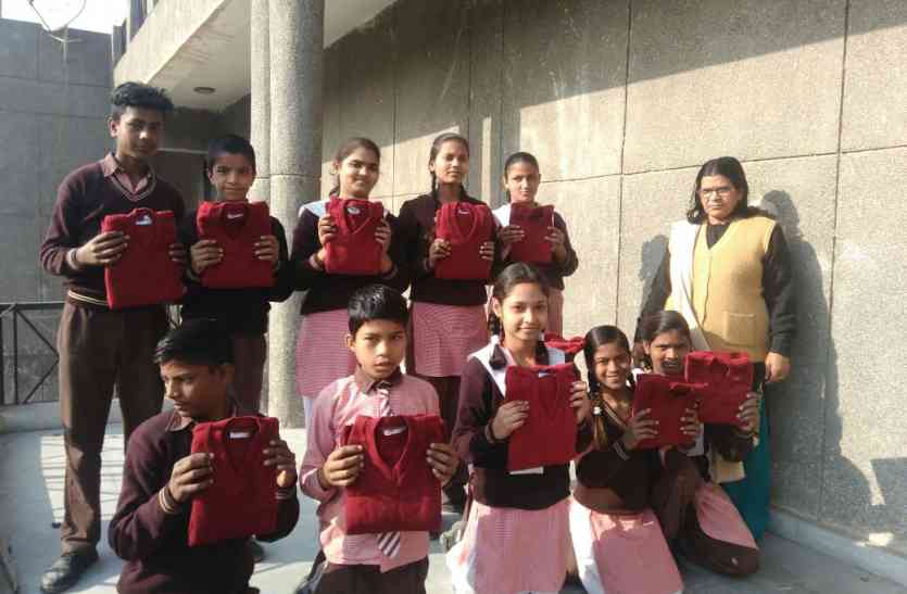 Sweater पत्रिका असरः आधी ठंड बीतने के बाद प्राइमरी स्कूलों में बच्चों को मिले स्वेटर