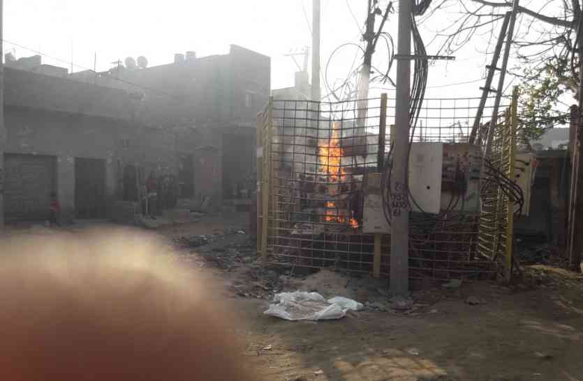 fire in transformer गाजियाबाद: ट्रांसफॉर्मर में लगी भीषण आग, बाल-बाल बचे बच्चे