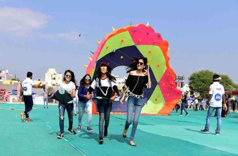 makar sankranti उल्लास के रंगों से रंगीन हुआ आकाश, जमकर हुई पतंगबाजी