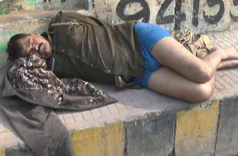 Drunk policeman disturbed नशे में धुत सिपाही ने मचाया उत्पात, पब्लिक ने रोका तो खाकी का दिखाया रौब