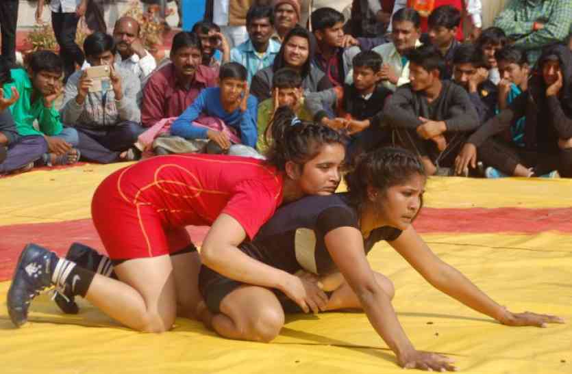 कुश्ती मकर संक्रांति पर पहलवानो के बीच जमकर चले दाव पेच