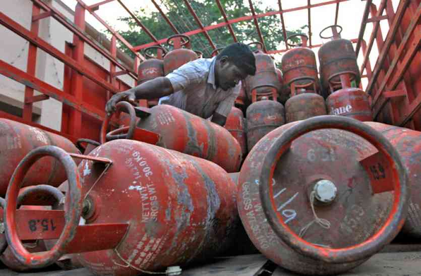 gas cylinder कहीं आपके गैस कनेक्शन पर तो नहीं बुक हो रहे हैं एक्स्ट्रा सिलेंडर, जानिए कहां हो रहा है फर्जीवाड़ा