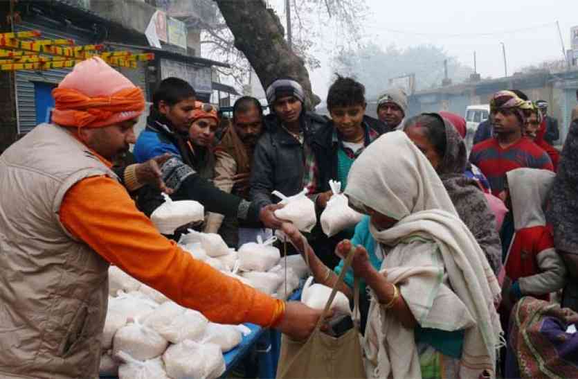 hindu yuva vahini makar sankranti celebration गरीबों में चूड़ा रेवड़ी बांट हियुवा ने मनाई मकर संक्रान्ति