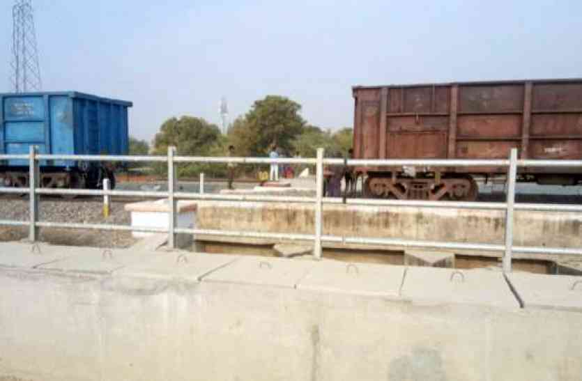 indian railway चलती मालगाड़ी की खुली कपलिंग दो बंट गई दो हिस्सों में...