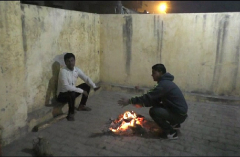 bonfire एक्सक्लूसिव: गरीबों के हक पर डाका, अलाव की लकड़ी अपने घरों में डलवा रहे अफसर, देखें वीडियो