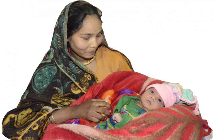 Newborn found in bharatpur चार दिन पहले चोरी बच्चा झाडिय़ों में छोड़ गए, मां की गोद भरने को शिक्षिका चुराकर ले गई थी नवजात