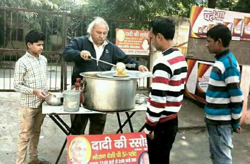 noida गरीबों के लिए मसीहा बने अनूप खन्ना, हर दिन हजारों जरूरतमंदों को कराते हैं भोजन
