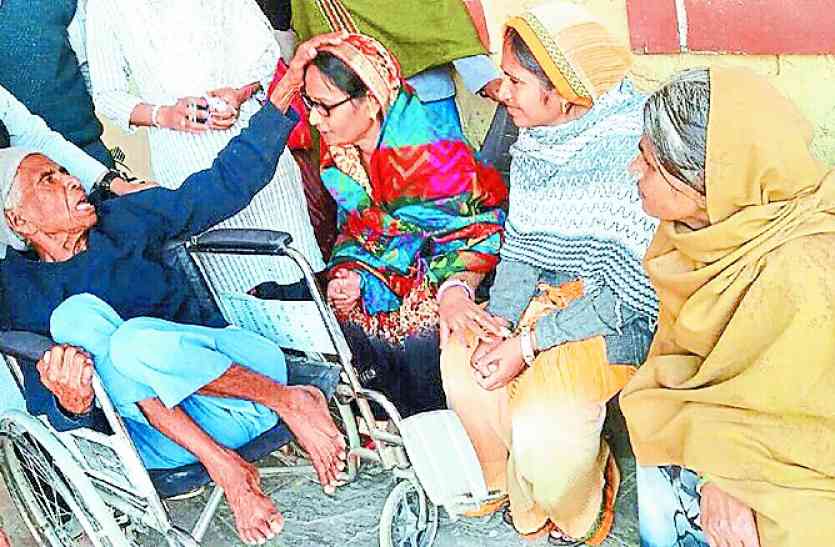 pana Bai बेटों ने बरपाया मां-बाप पर कहर: कभी सूखी तो कभी नहीं मिलती खाने को रोटी, पीने को मिलता गंदा पानी