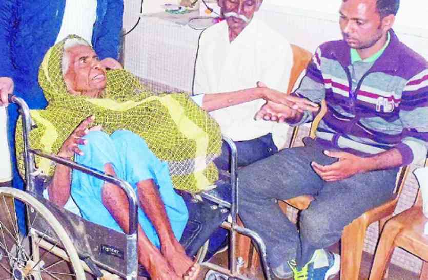 pana Bai लालची बेटों ने मां को काल कोठरी और बाप को 3 साल तक बाथरूम में रखा बंद, तड़पते रहे