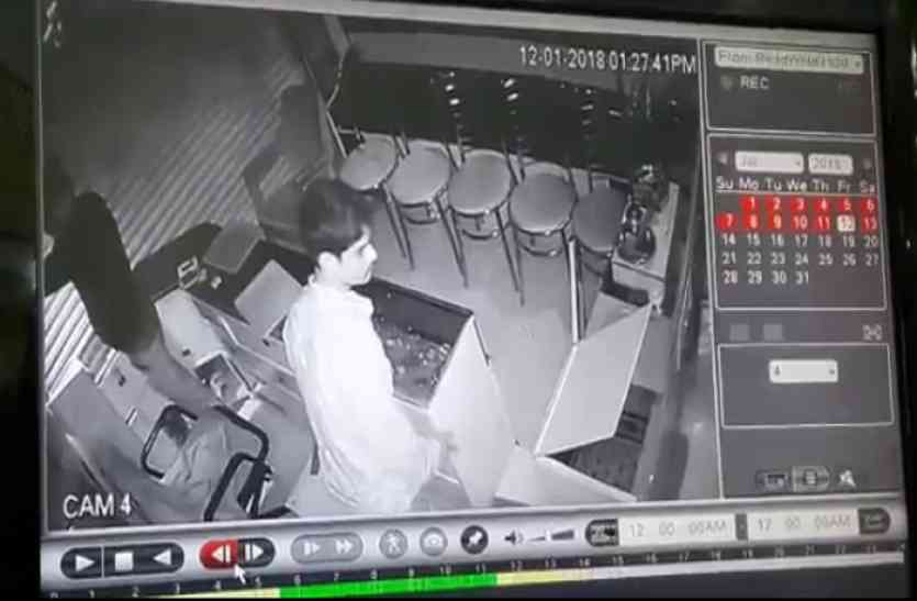 robbers सोने चांदी की दुकान में 8 लाख की चोरी, सीसीटीवी में कैद हुई घटना