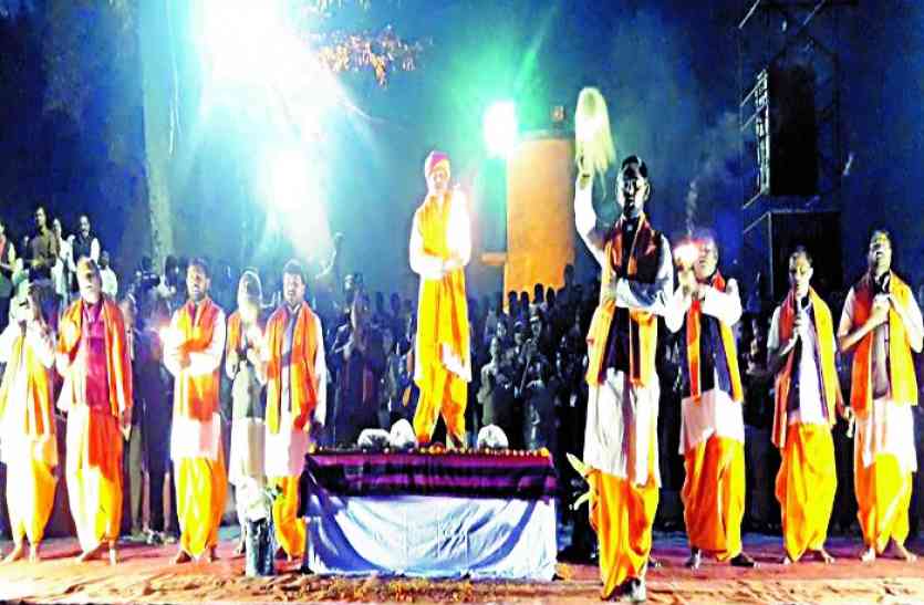 patrika जीवनदायिनी शिवनाथ को सहजेने पहली बार शिव-गंगा महाआरती, दीया जलाकर प्रकट किया आभार