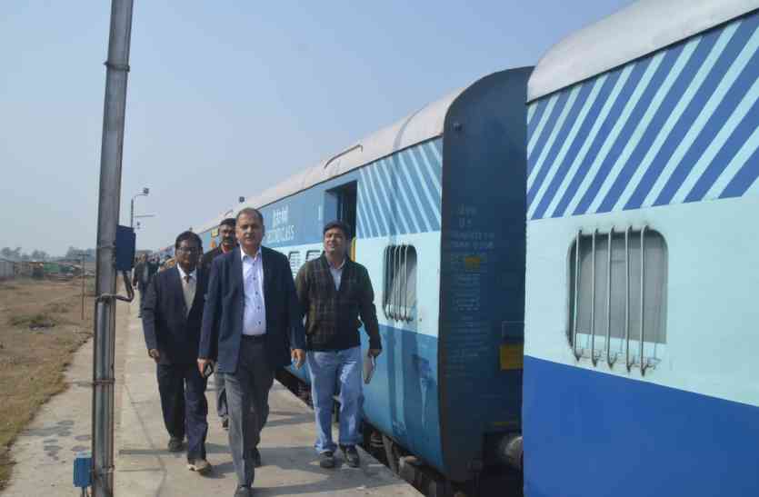 Rewa railway Station News सैलून से उतरते ही रेलवे एजीएम एवं एडीआरएम पहुंचे शौचालय, नहीं खुला दरवाजा, जानिए फिर क्या हुआ ?
