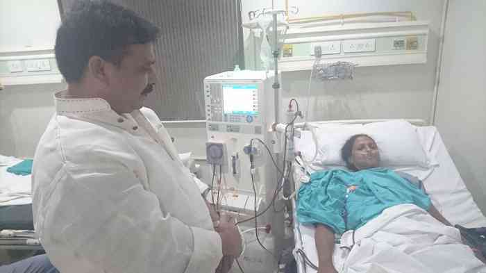 बीमार संगीता को देखते विधायक रवींद्र जायसवाल