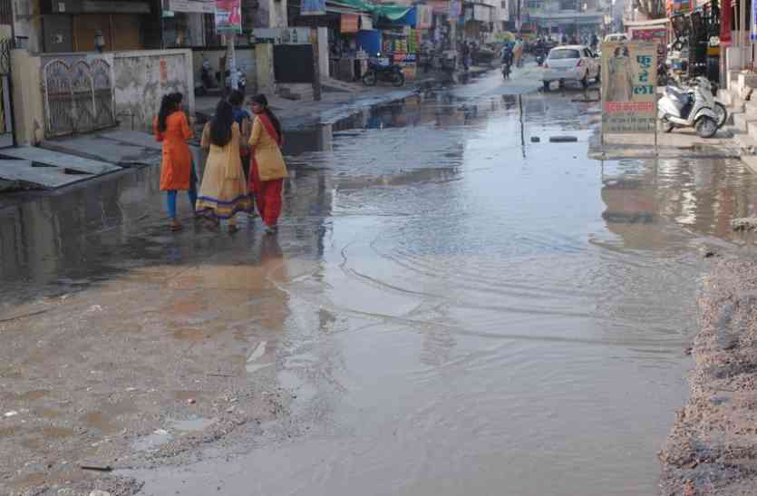 sewerage working शहर में सीवरेज का पानी सड़कों पर