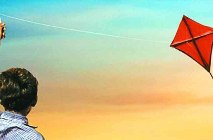 patrika बच्चों में पतंगबाजी का क्रेज, बाजार में सजने लगी दुकानें