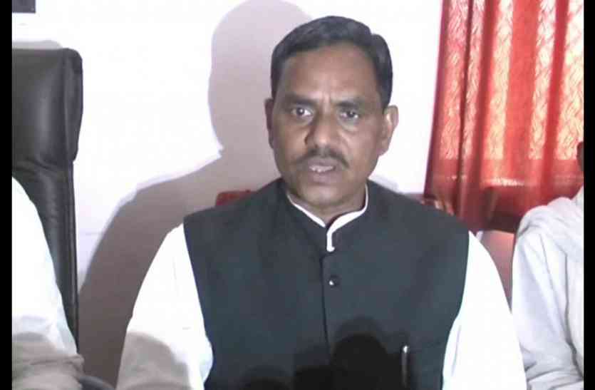 banda राज्यसभा सांसद ने पीड़ित परिवार से की मुलाकात, दिया न्याय का आश्वासन