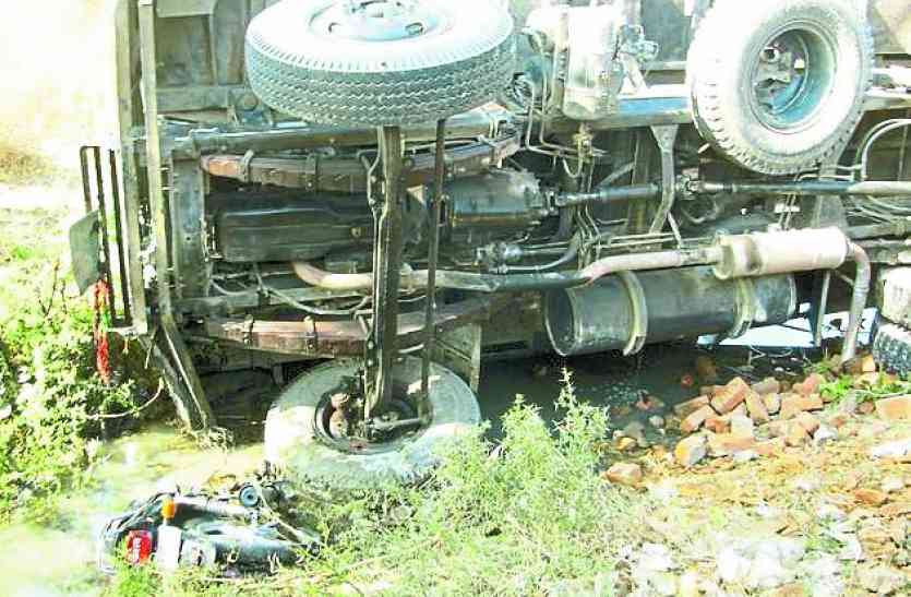 Dumpper Collision the bike डम्पर ने बाइक को टक्कर मारी, जानिए फिर क्या हुआ