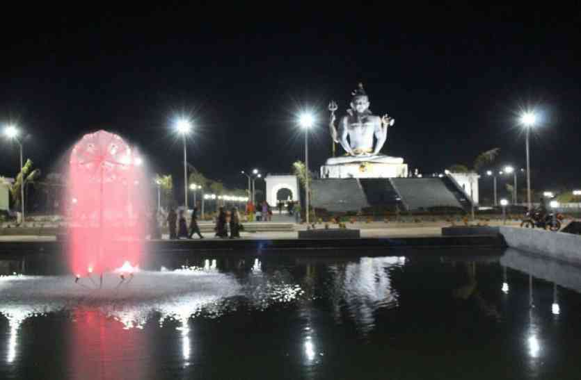 Lord Shiva in Tatapani तातापानी महोत्सव : दुधिया रोशनी में ऐसे दिखे भगवान शिव, कलक्टर ने उड़ाई पतंग