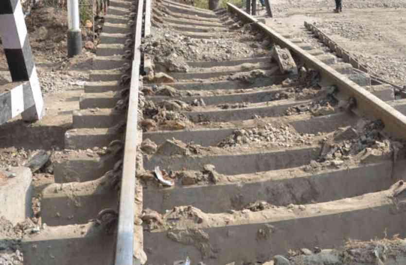 Bhilwara, bhilwara news, Speed reduced trains Chills in bhilwara, Latest news in bhilwara, Bhilwara News in hindi, Hindi News in bhilwara, Latest hindi news in bhilwara ठिठुरन से घटी ट्रेनों की गति, पटरी पर मंडराया खतरा