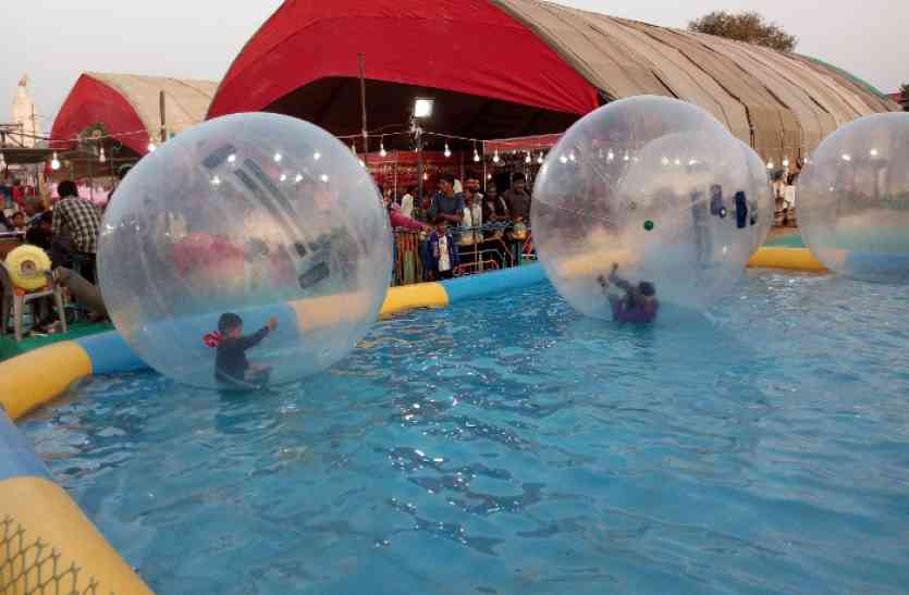 fun ..गुब्बारे में बैठे, बच्चों ने की पानी में सैर, गुडिय़ा के बाल व भेलपुरी का लिया आनंद fun ..गुब्बारे में बैठे, बच्चों ने की पानी में सैर, गुडिय़ा के बाल व भेलपुरी का लिया आनंद