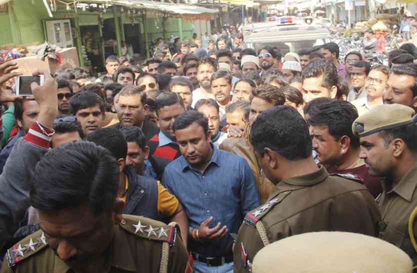 politics in udaipur तीन घंटे तक शहर भाजयुमो ने किया धानमंडी थाने का घेराव, लगाया पूरा जोर, टस से मस नहीं हुई ‘खाकी’, शहर भाजपा जिलाध्यक्ष ने किया इस्तीफा सौंपने का एलान