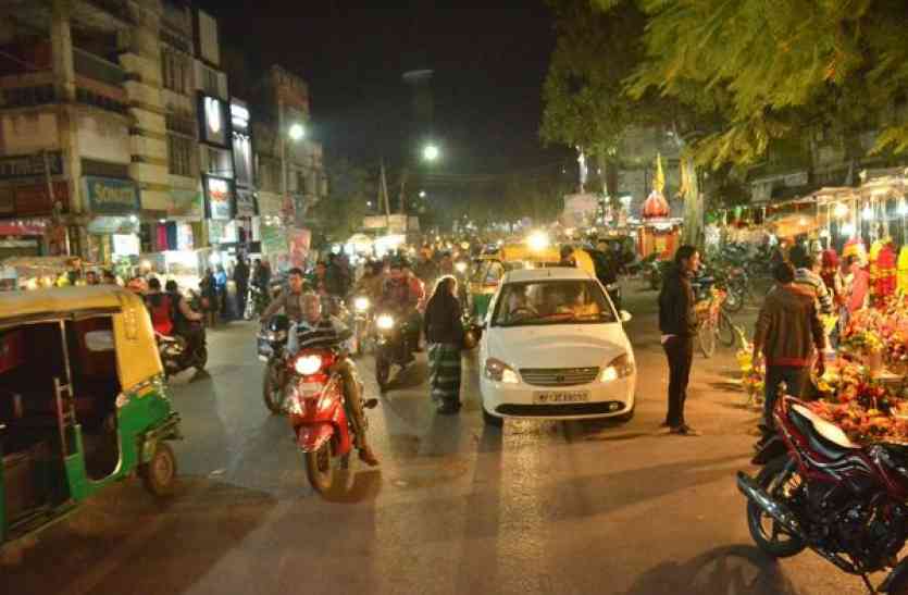 patrika फ्रीगंज की यह रोड शाम होते ही आधी रह जाती