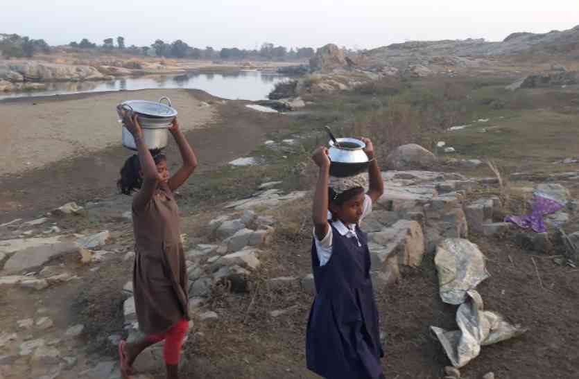 पत्रिका विशेष : आखिर क्यों इस गांव के लोग खाना पकाने के लिए हैंडपंप के पानी का नहीं करते इस्तेमाल, पढि़ए खबर... पत्रिका विशेष : आखिर क्यों इस गांव के लोग खाना पकाने के लिए हैंडपंप के पानी का नहीं करते इस्तेमाल, पढि़ए खबर...