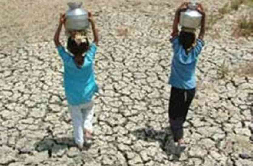 water crisis आधा दर्जन गांवों में गहराया जलसंकट, लोगों को करना पड़ रहा परेशानी का सामना