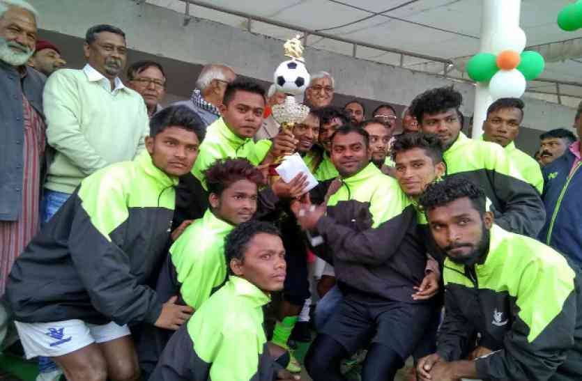Winner team with trophy राज्य स्तरीय फुटबॉल प्रतियोगिता पर चरचा ने जमाया कब्जा, ये रहे मैन ऑफ द सीरिज