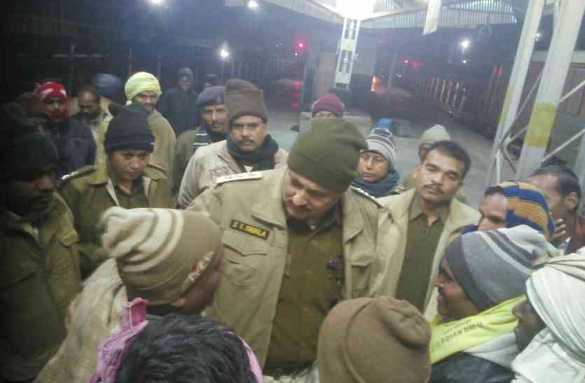 yatri आधी रात ट्रैक पर उतरे यात्री, रेल इंजन के सामने किया हंगामा