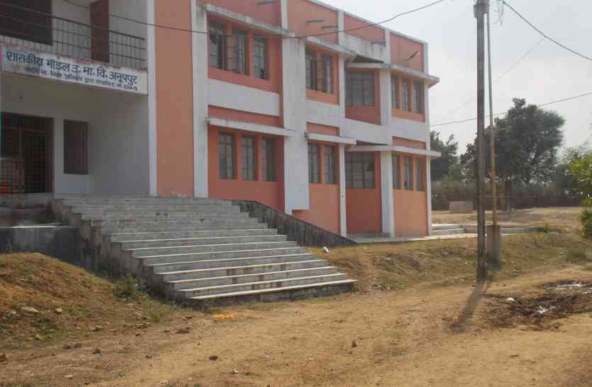 school-development-in-tham-school जमीन पचड़े में थमा स्कूल का विकास