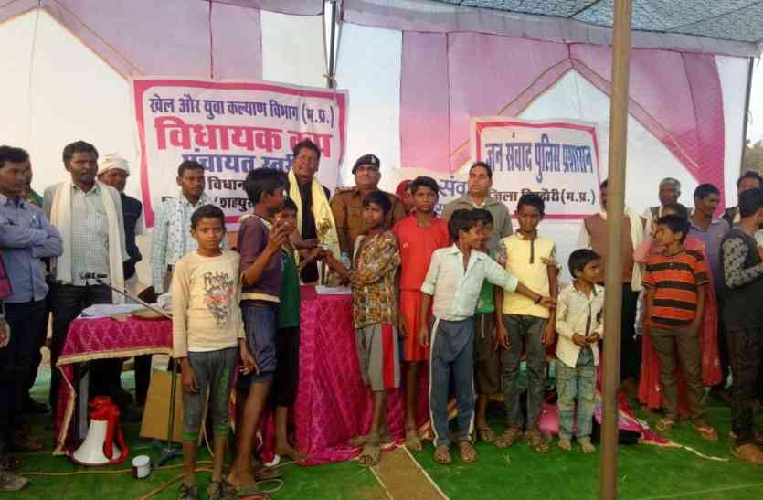 The team of Uptola and Bokine Tola in Raskacki is the first रस्साकसी में उपरटोला व बोकाइन टोला की टीम रही प्रथम