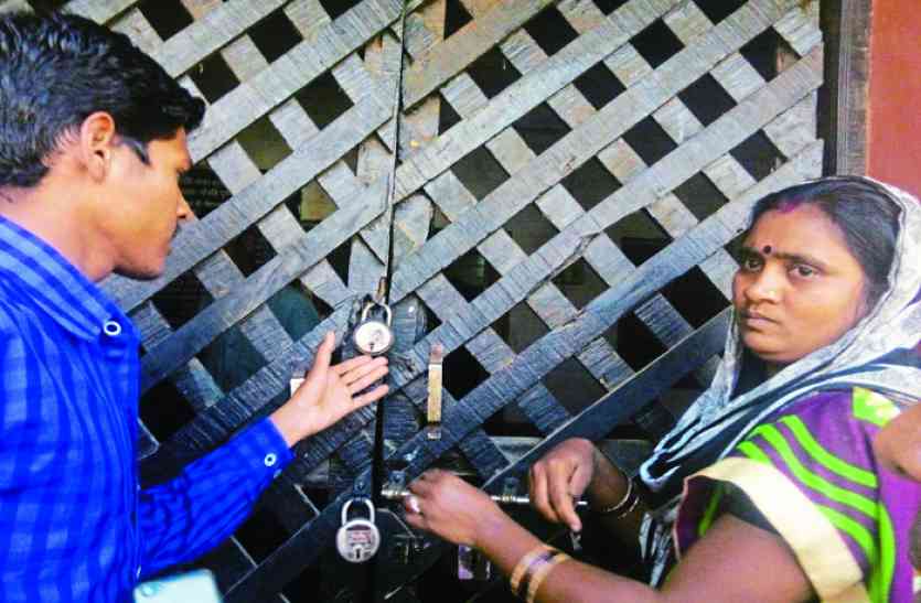 crime सुराज के अंतिम दिन मोपका में दल को बनाया बंधक, महिलाओं ने लगाया ताला, पढ़िए क्या है मामला ?