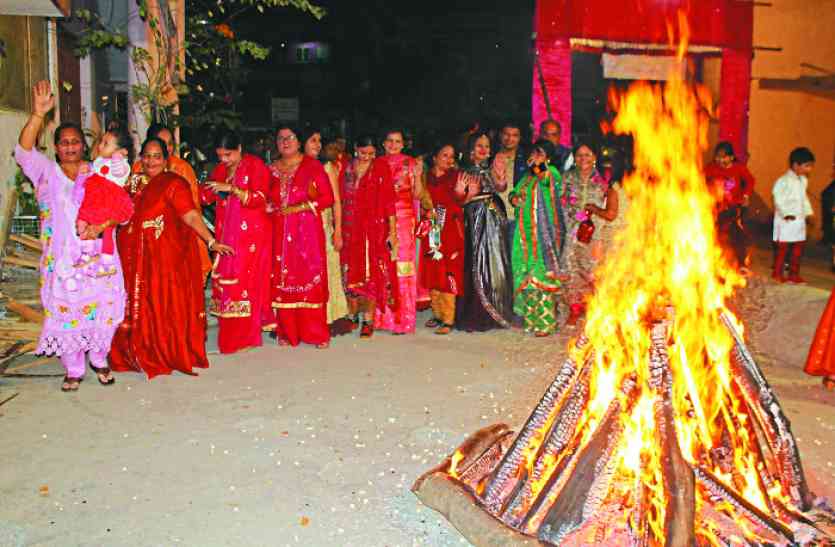festival भांगड़े की धुन पर झूम उठीं महिलाएं तिल-गुड़ डाल लोहड़ी की परिक्रमा की
