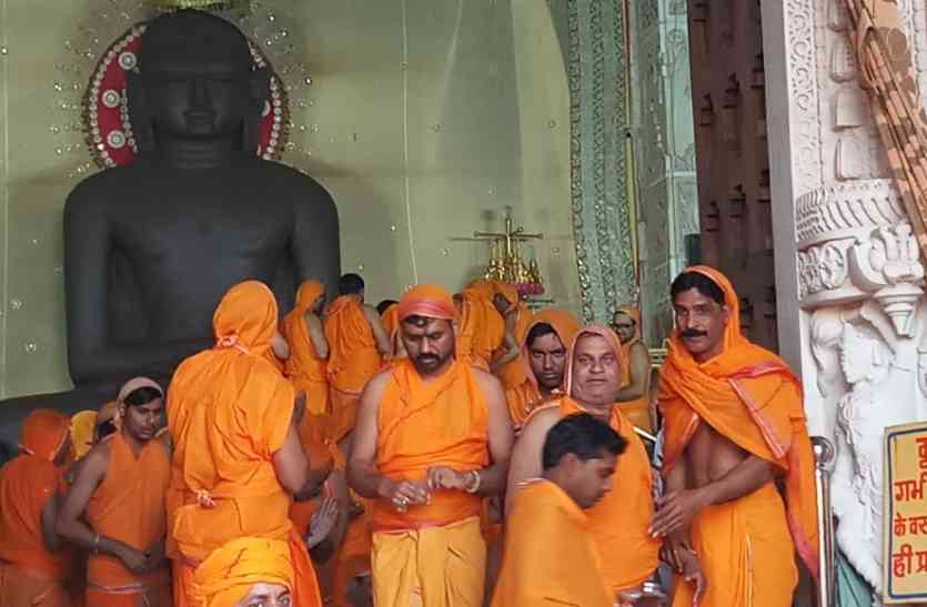 Ladoo festival in Kundalpur बड़े बाबा के मोक्ष कल्याणक दिवस पर कुंडलपुर में हुआ लाडू महोत्सव