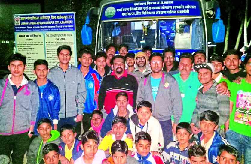 students विज्ञान के चमत्कार देख खुश हुए छात्र