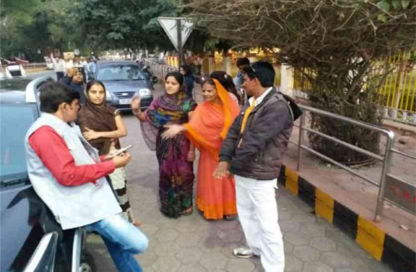 patrika video : गुस्साई महिलाओं ने विधायक समर्थक को लताड़ा, हुई हॉट-टॉक, सड़क पर लगी भीड़