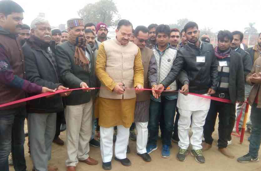 balrampur क्रिकेट मैच का शुभारम्भ, सांसद श्रावस्ती ने बैटिग व विधायक तुलसीपुर ने बॉलिंग कर किया मैच की शुरूआत