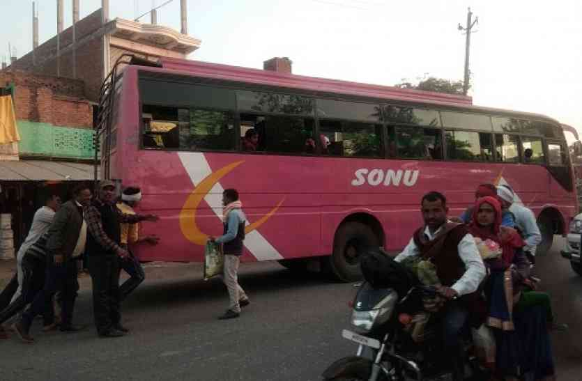 sterling, bus, abuser, drug, addicts, bhind news, bhind news in hindi, mp news नशेड़ी चालक को थमाई बच्चों से भरी बस की स्टेरिंग कि तभी....