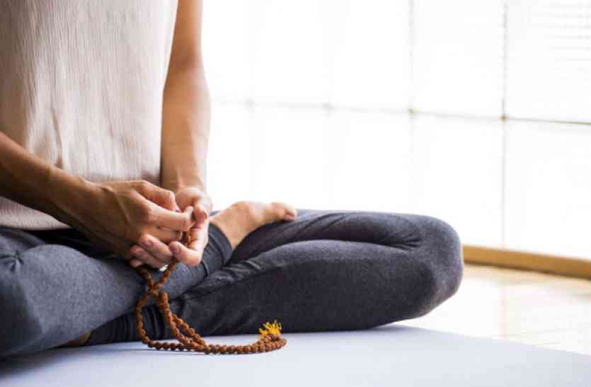 girl in meditation अमरीकी न्यूरो साइंटिस्ट ने किया दावा, इन मंत्रों से मिलती है जबरदस्त याददाश्त और तेज बुद्धि