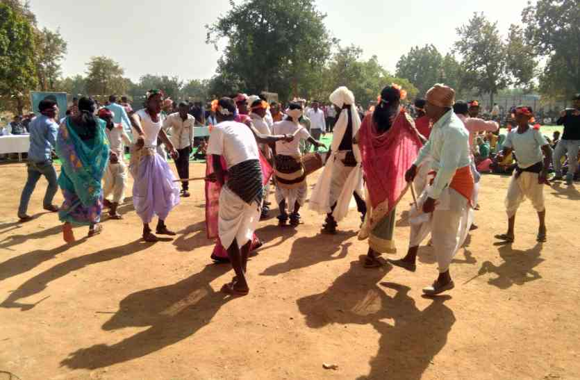 makar sankranti celebration in sonbhdra मकर संक्रांति उत्सव में दिखा आदिवासी करमा नृत्य