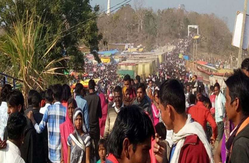सोमवती अमावस्या,उमड़े श्रद्धालु, किए दान पुण्य,कुंडों में लगाई डुबकी सोमवती अमावस्या,उमड़े श्रद्धालु, किए दान पुण्य,कुंडों में लगाई डुबकी