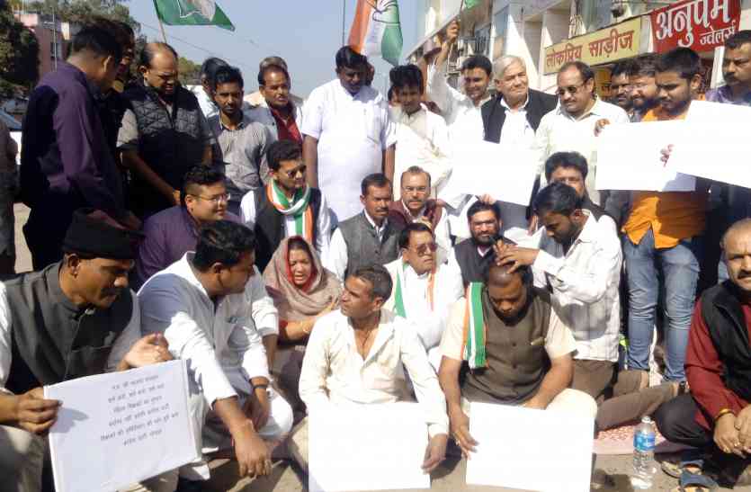 MP congress politics MP Politics latest news 15jan: जानिये कांग्रेस कार्यकर्ताओं ने क्यों करवाया मुंडन- देखें वीडियो और कांग्रेस नेताओं के बयान