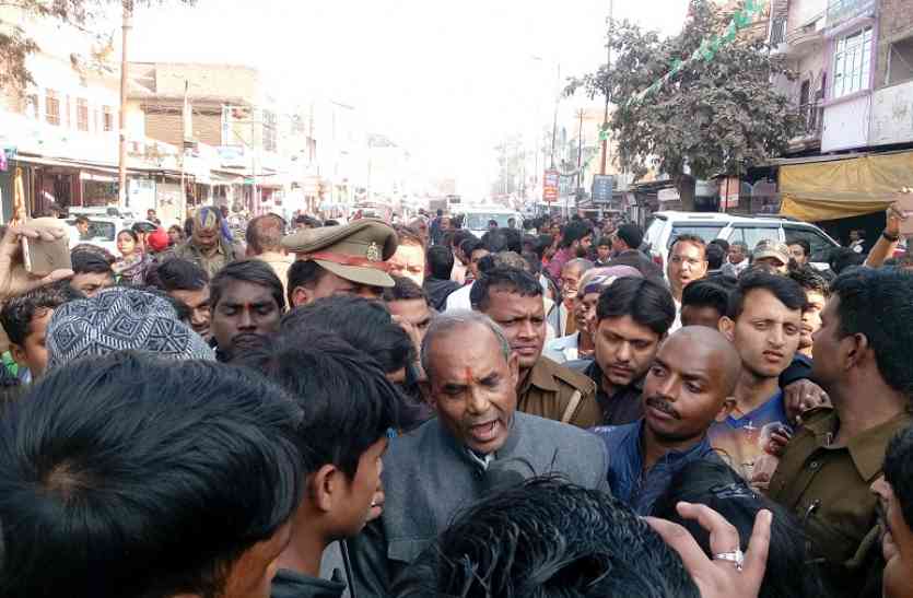 BJP-Congress workers राहुल के दौरे के दौरान भिड़े कांग्रेस-बीजेपी कार्यकर्ता