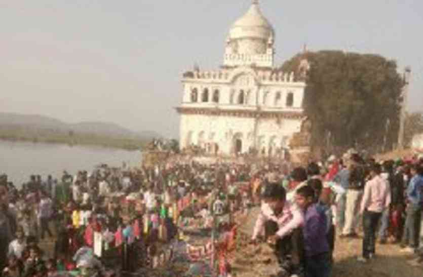 pongal-Makar Sankranti celebration in jabalpur सूर्याेदय के साथ ही शुरु हो गया पुण्य काल का स्नान-दान, इस घाट पर सबसे ज्यादा गहमागहमी