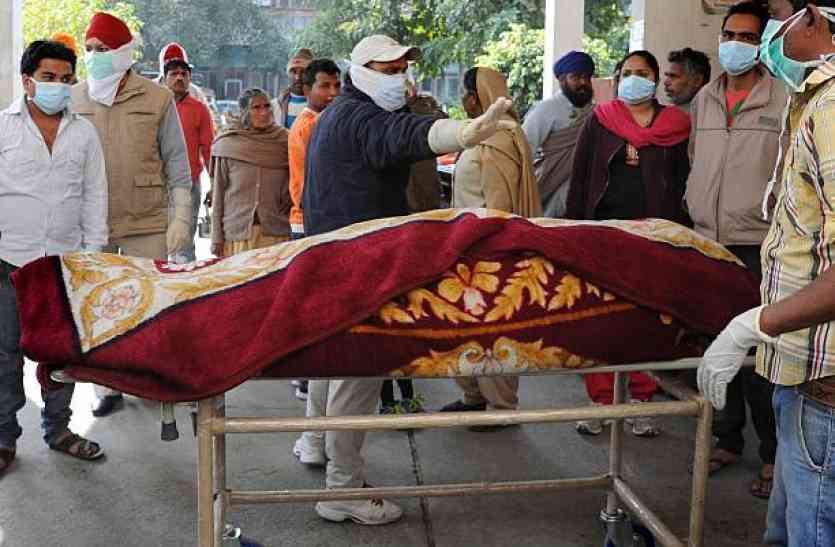ambulance driver neglect dead body of swine flu patient पढ़ें ये दर्दनाक खबर : स्वाइन फ्लू से हुई महिला की मौत, शव की हुई बेकद्री एम्बुलेंस चालक भी नहीं थे उठाने को तैयार