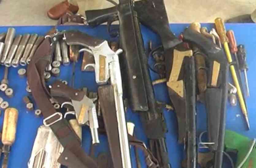weapons मुजफ्फरनगर में पुलिस ने पकड़ी सपा नेता की तमंचा फैक्ट्री-देखें वीडियो